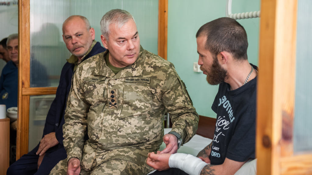 Командувач Об'єднаних Сил ЗСУ відвідав поранених військовослужбовців
